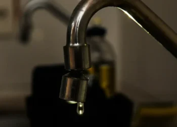 Brasil desperdiça 6 mil piscinas olímpicas de água tratada por dia