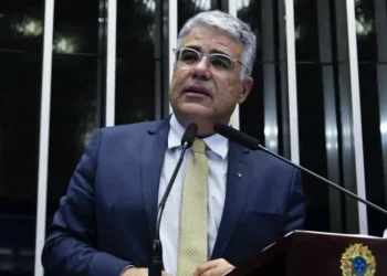 Senadores visitam Papuda em meio a especulações sobre prisão de Bolsonaro