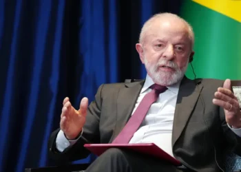 Lula sinaliza redução da jornada de trabalho e isenção total da PLR