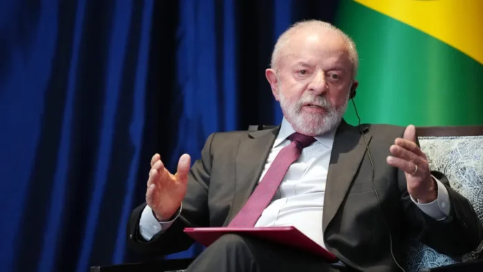 Lula sinaliza redução da jornada de trabalho e isenção total da PLR