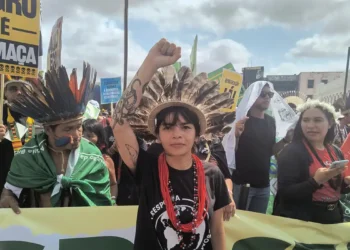 Txai Suruí cobra maior poder de decisão para indígenas na COP30: “Nossa voz precisa ecoar”