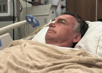 Bolsonaro permanece internado e fará endoscopia nesta quarta-feira