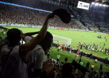 Vasco presenteia funcionários com camisas e ingressos para a final da Copa do Brasil