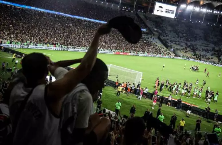 Vasco presenteia funcionários com camisas e ingressos para a final da Copa do Brasil