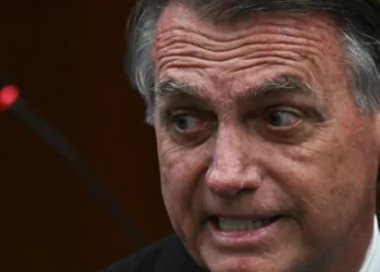 Bolsonaro passa por novo procedimento para tratar crise de soluços