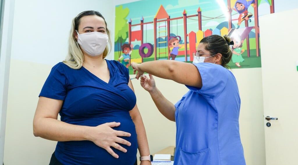 Goiânia ultrapassa mil aplicações da vacina contra bronquiolite em gestantes
