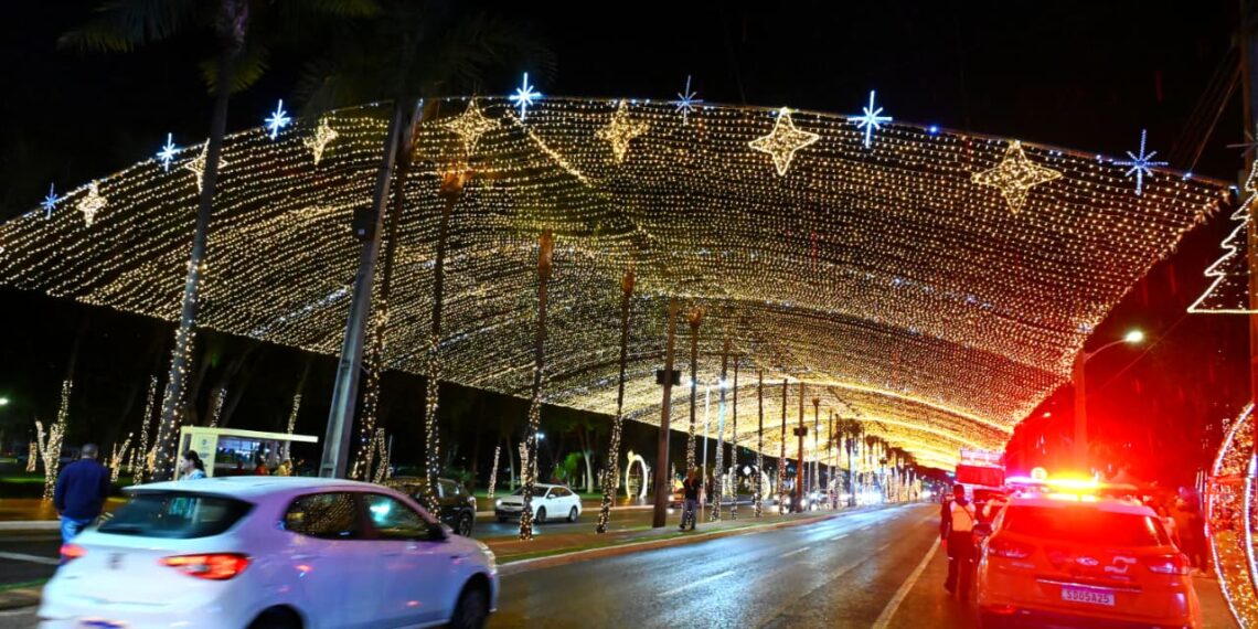 Prefeitura inaugura Túnel de Luzes e decoração natalina na Praça Tamandaré