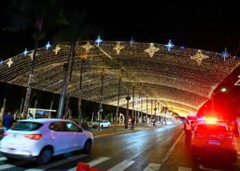 Prefeitura inaugura Túnel de Luzes e decoração natalina na Praça Tamandaré