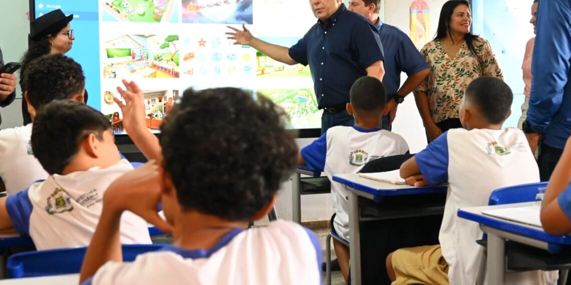 Mabel anuncia expansão de vagas e entrega de lousas digitais em Goiânia