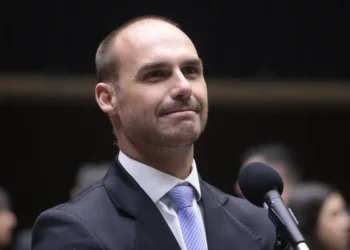 “Bonecas de Moraes”: Eduardo Bolsonaro parte para o confronto contra Hugo Motta e Paulinho da Força