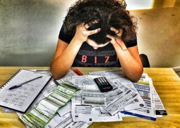 Endividamento recorde e juros altos esfriam crédito no Brasil