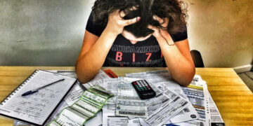 Endividamento recorde e juros altos esfriam crédito no Brasil