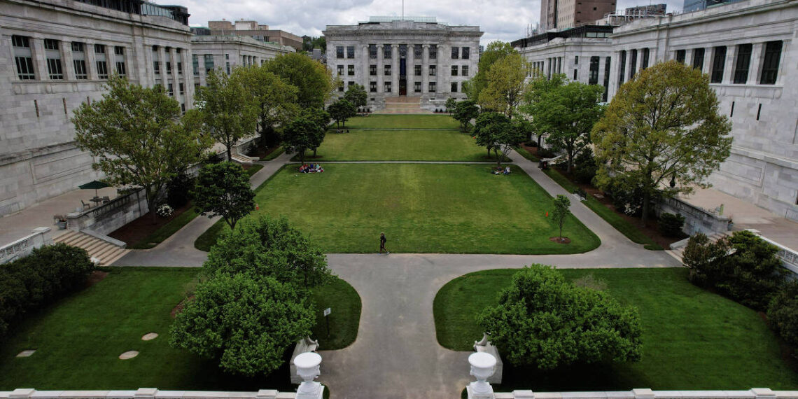 Ex-diretor de necrotério de Harvard é condenado a oito anos por tráfico de restos humanos