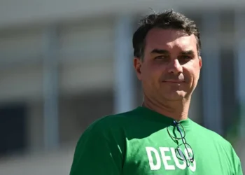 Flávio Bolsonaro admite possibilidade de desistir da candidatura e condiciona recuo a “preço político”