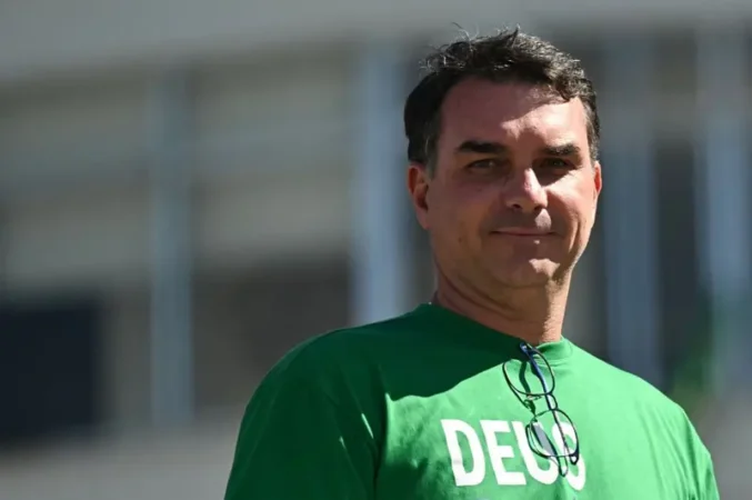 Flávio Bolsonaro admite possibilidade de desistir da candidatura e condiciona recuo a “preço político”
