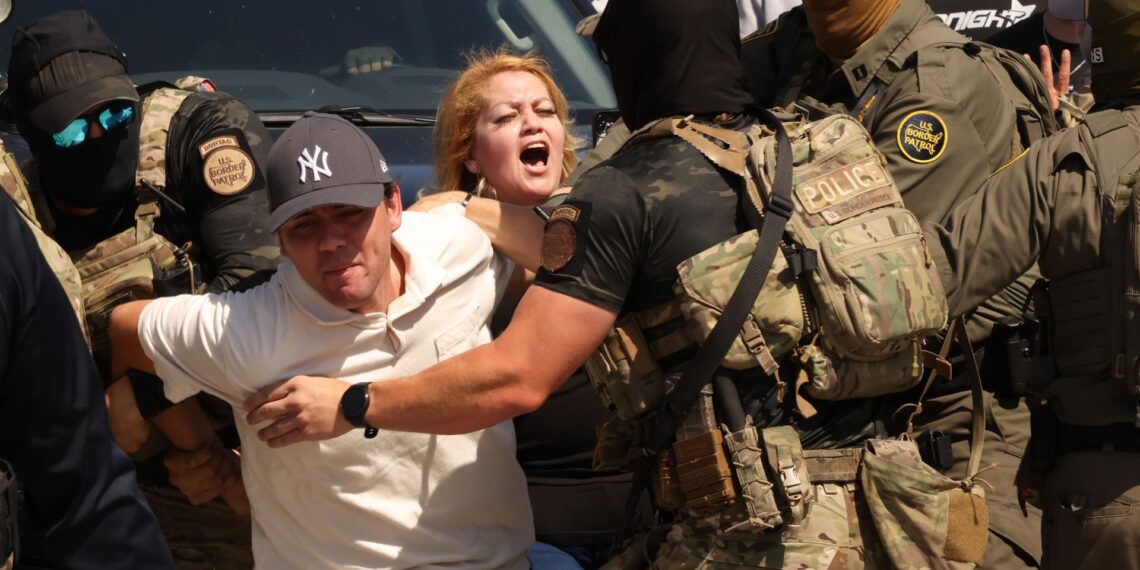 Deportações disparam nos EUA sob Trump, mas números oficiais divergem de dados independentes