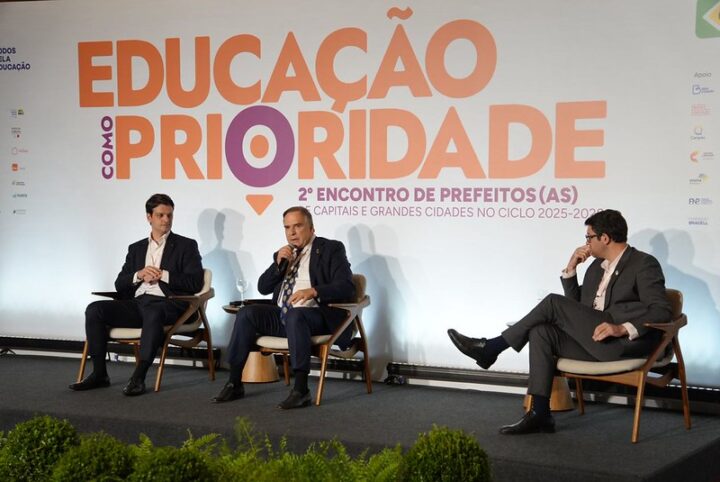 Mabel detalha avanços tecnológicos na educação de Goiânia durante encontro nacional em Brasília