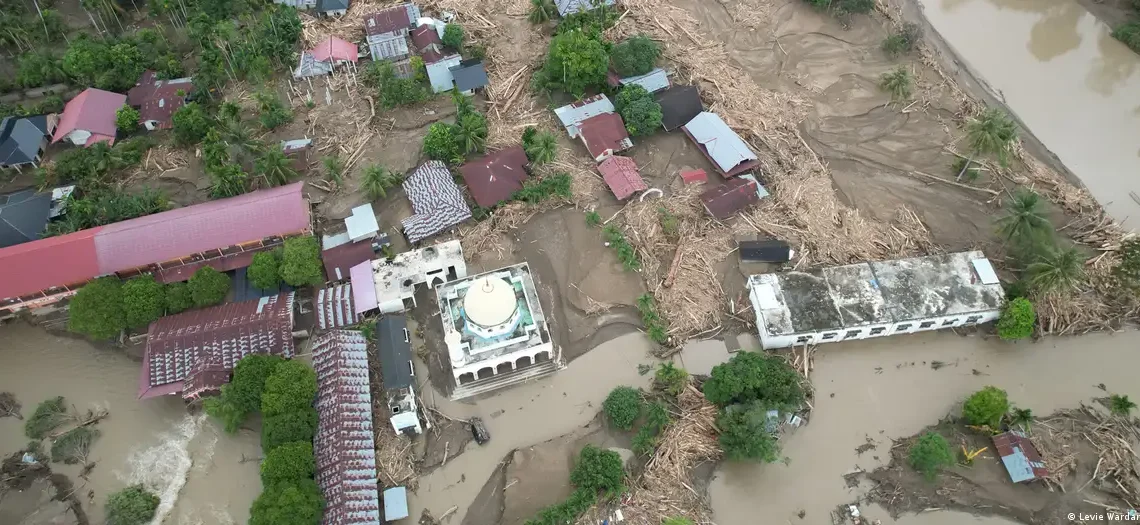 Catástrofe Ásia: Tempestades mortais deixam rastro de mais de 900 mortos na Indonésia