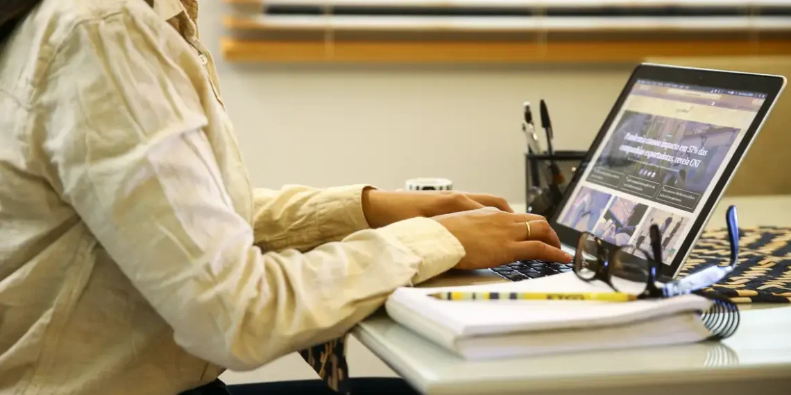 Trabalho remoto melhora a saúde mental? Estudo aponta benefícios maiores para mulheres