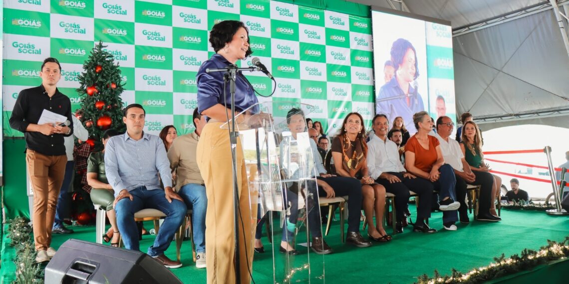 Simone Assis representa primeiras-damas goianas na entrega de novos veículos para Cras e Creas