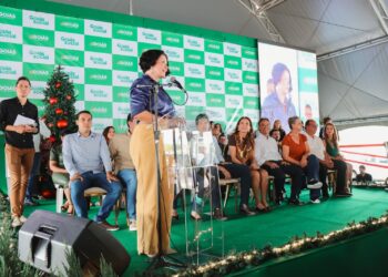 Simone Assis representa primeiras-damas goianas na entrega de novos veículos para Cras e Creas