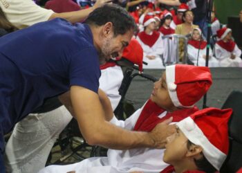 Cantata Natalina da Pestalozzi emociona Senador Canedo