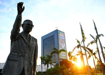 Prefeitura antecipa salários e injeta R$ 500 milhões na economia de Goiânia