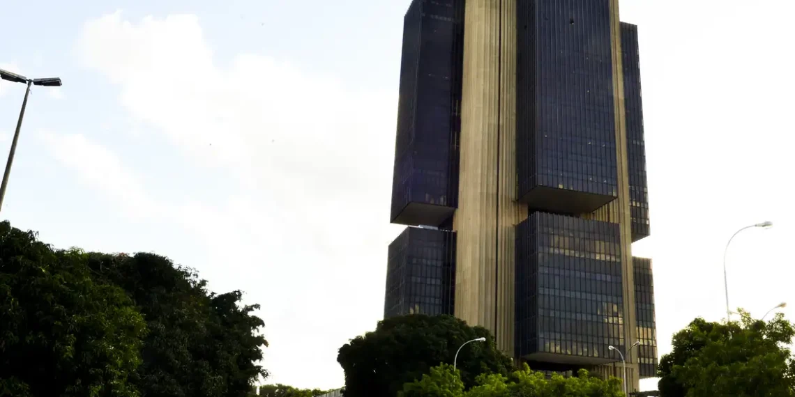 Juros do crédito e cartão rotativo: o peso no orçamento das famílias em 2025