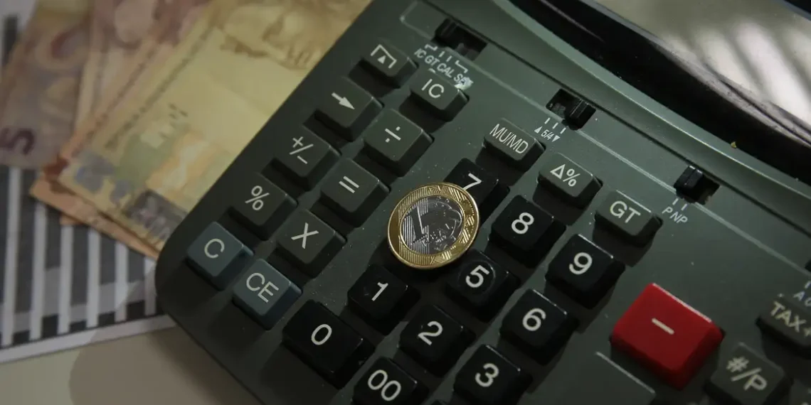 Sob efeito do juro alto, economia recua 0,3% em outubro