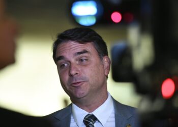 Flávio Bolsonaro vira aposta do bolsonarismo para 2026 após aval de Jair Bolsonaro