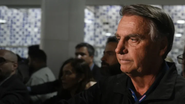 Advogados de Bolsonaro solicitaram autorização ao STF para a realização de nova cirurgia