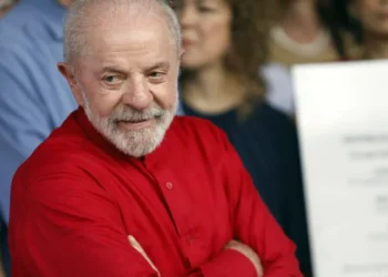 Lula lidera cenários de 1º turno e aparece em empate técnico no 2º turno