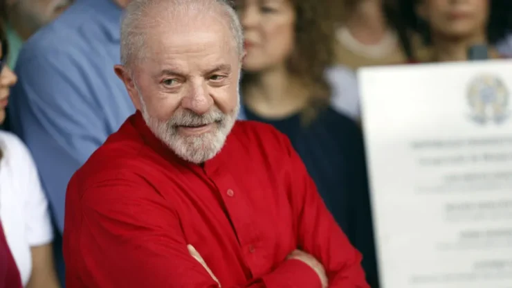 Lula lidera cenários de 1º turno e aparece em empate técnico no 2º turno