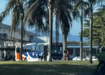 Bandidos usam ônibus em barricada e bloqueiam acesso ao Aeroporto do Galeão (RJ)