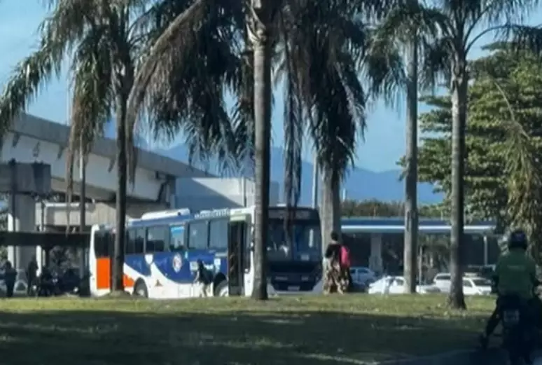 Bandidos usam ônibus em barricada e bloqueiam acesso ao Aeroporto do Galeão (RJ)
