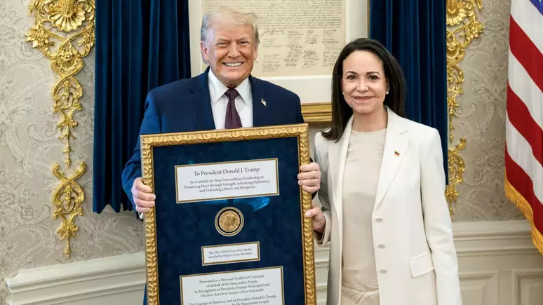 Medalha do Nobel pode ser doada, mas título é pessoal após gesto de María Corina Machado a Trump
