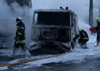 Rússia intensifica ataques noturnos à Ucrânia enquanto negociações de paz avançam em Abu Dhabi