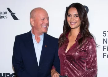 Emma Heming diz que Bruce Willis não tem consciência da demência diagnosticada