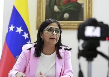 Antes da queda de Maduro, enviados de Trump discutiram transição com Delcy Rodríguez no Catar