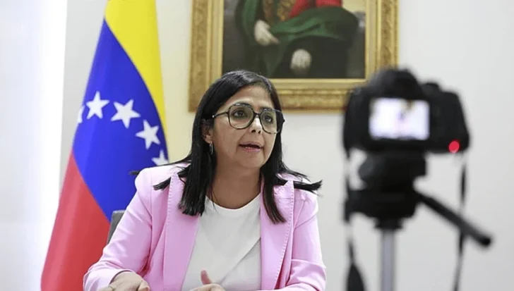 Antes da queda de Maduro, enviados de Trump discutiram transição com Delcy Rodríguez no Catar