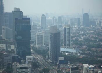 Crise urbana em Jacarta: O desafio de sustentar a maior metrópole do mundo sobre um solo que afunda