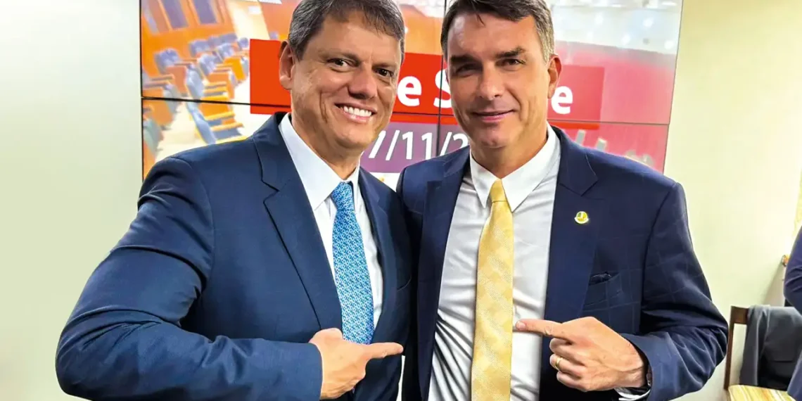 Tarcísio evita protagonismo e gera ruído com aliados de Flávio Bolsonaro na corrida presidencial