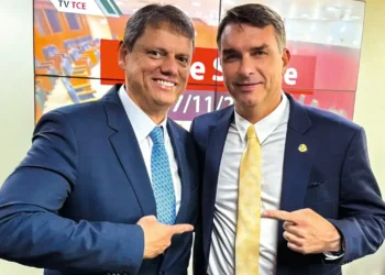 Tarcísio evita protagonismo e gera ruído com aliados de Flávio Bolsonaro na corrida presidencial