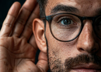 Perda auditiva: como identificar os sintomas antes que o silêncio se instale