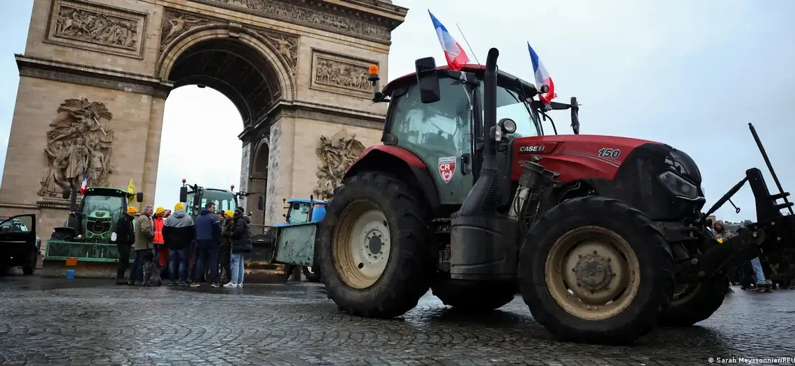 Tratores tomam ruas da França em reação ao acordo UE-Mercosul