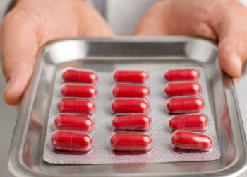 Estudo científico vincula uso prolongado de omeprazol a deficiências nutricionais e riscos ósseos