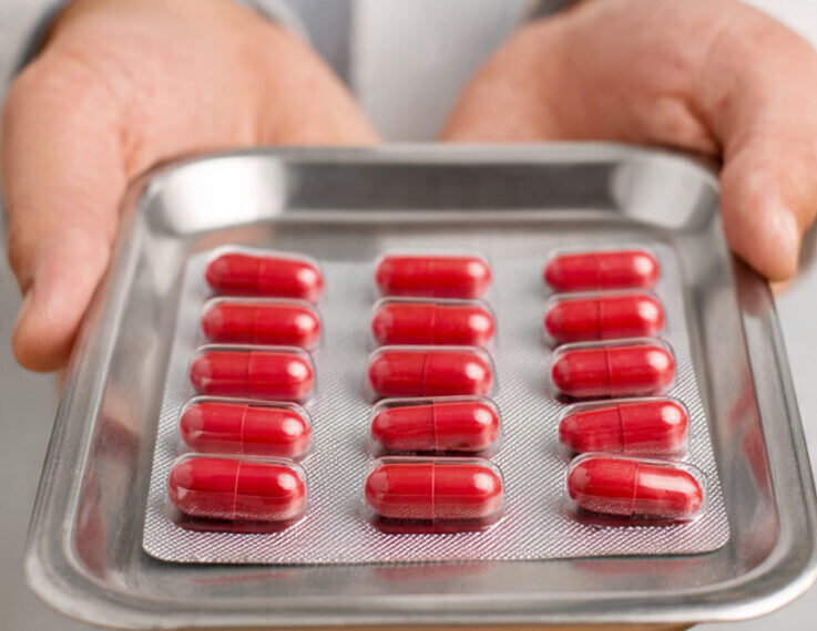 Estudo científico vincula uso prolongado de omeprazol a deficiências nutricionais e riscos ósseos