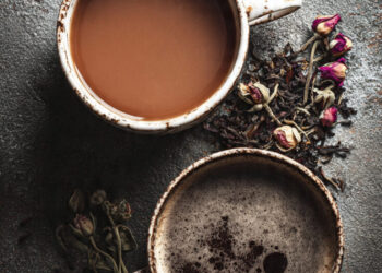 Café ou chá: qual a melhor bebida para despertar o organismo?