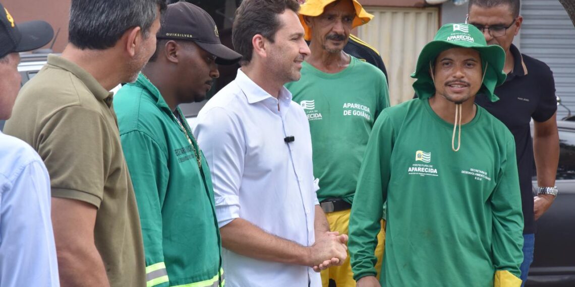 Aparecida “Mais Verde”: prefeito Leandro Vilela inicia plantio de grama esmeralda em avenidas