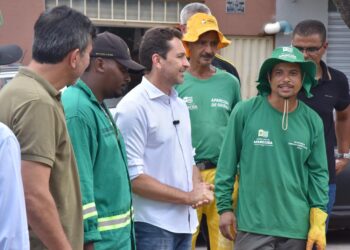 Aparecida “Mais Verde”: prefeito Leandro Vilela inicia plantio de grama esmeralda em avenidas
